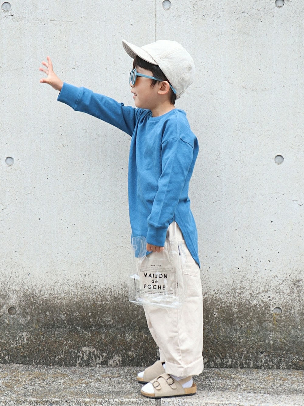 ブルー系のTシャツ/カットソー、その他のショルダーバッグ、ベージュ系のパンツを着用したキッズの春コーディネートの3枚目の写真