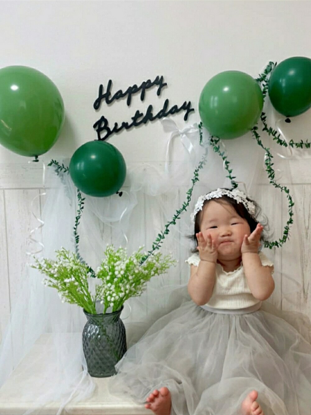 ブルー系のサロペット/オーバーオール、レッド系のスニーカー、その他のその他を着用したキッズの春コーディネートの3枚目の写真