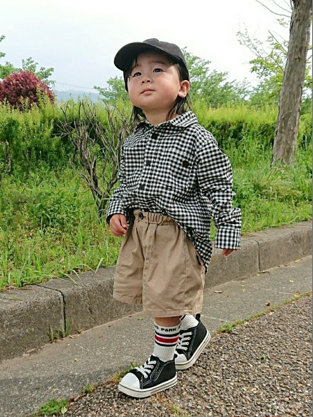 ブラック系のシャツ/ブラウス、ブラック系のスニーカー、ブラック系のキャップを着用したキッズの春コーディネートの2枚目の写真