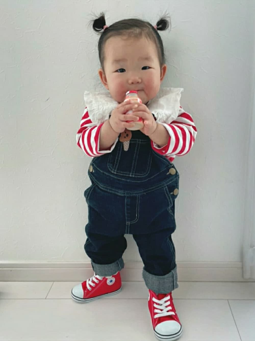 ブルー系のサロペット/オーバーオール、レッド系のスニーカー、その他のその他を着用したキッズの春コーディネートの2枚目の写真