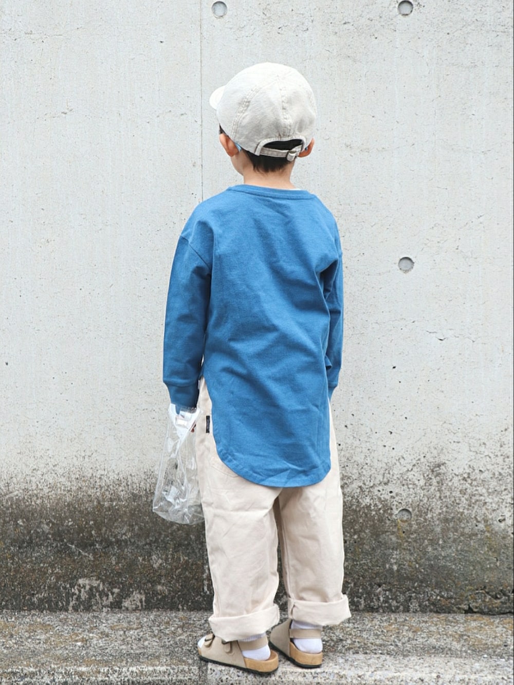 ブルー系のTシャツ/カットソー、その他のショルダーバッグ、ベージュ系のパンツを着用したキッズの春コーディネートの4枚目の写真