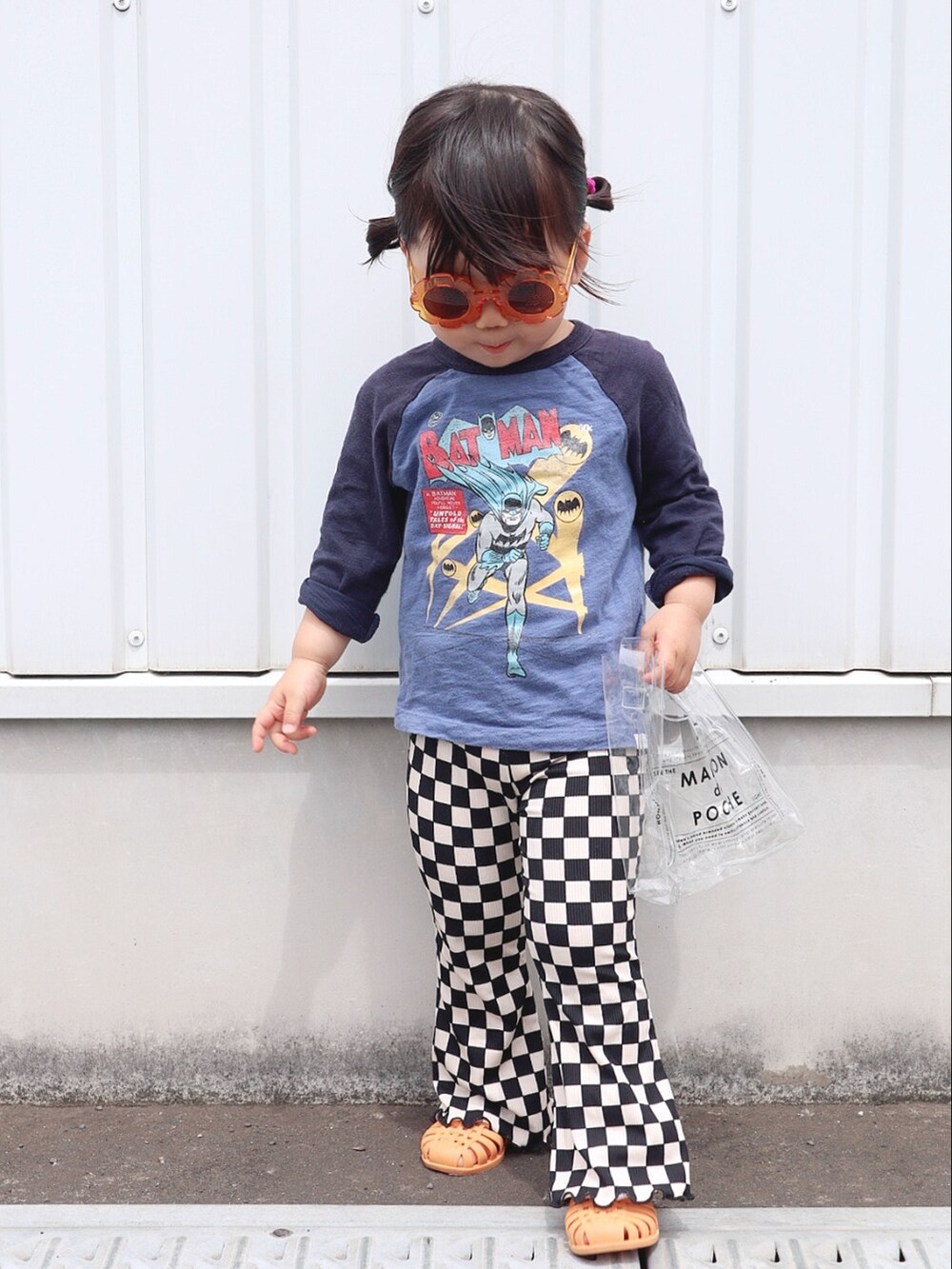 ブルー系のTシャツ/カットソー、その他のパンツ、オレンジ系のサンダルを着用したキッズの春コーディネートの2枚目の写真