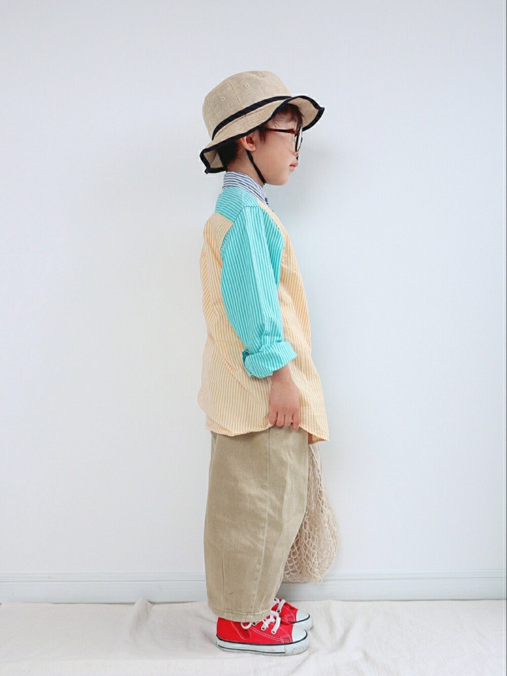 その他のシャツ/ブラウス、ベージュ系のその他パンツ、レッド系のスニーカーを着用したキッズの春コーディネートの2枚目の写真