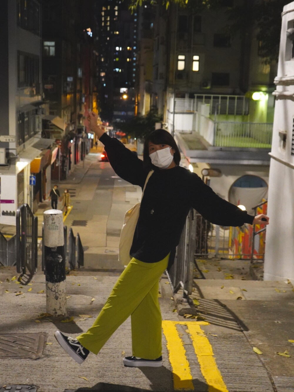 ブラック系のトップス、グリーン系のパンツ、ブラック系のシューズを着用したレディースの秋コーディネートの2枚目の写真