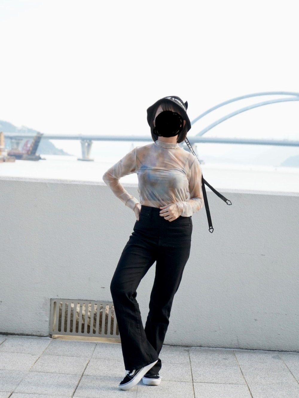 ブラック系のパンツ、ブラック系のシューズ、その他のトップスを着用したレディースの秋コーディネートの2枚目の写真