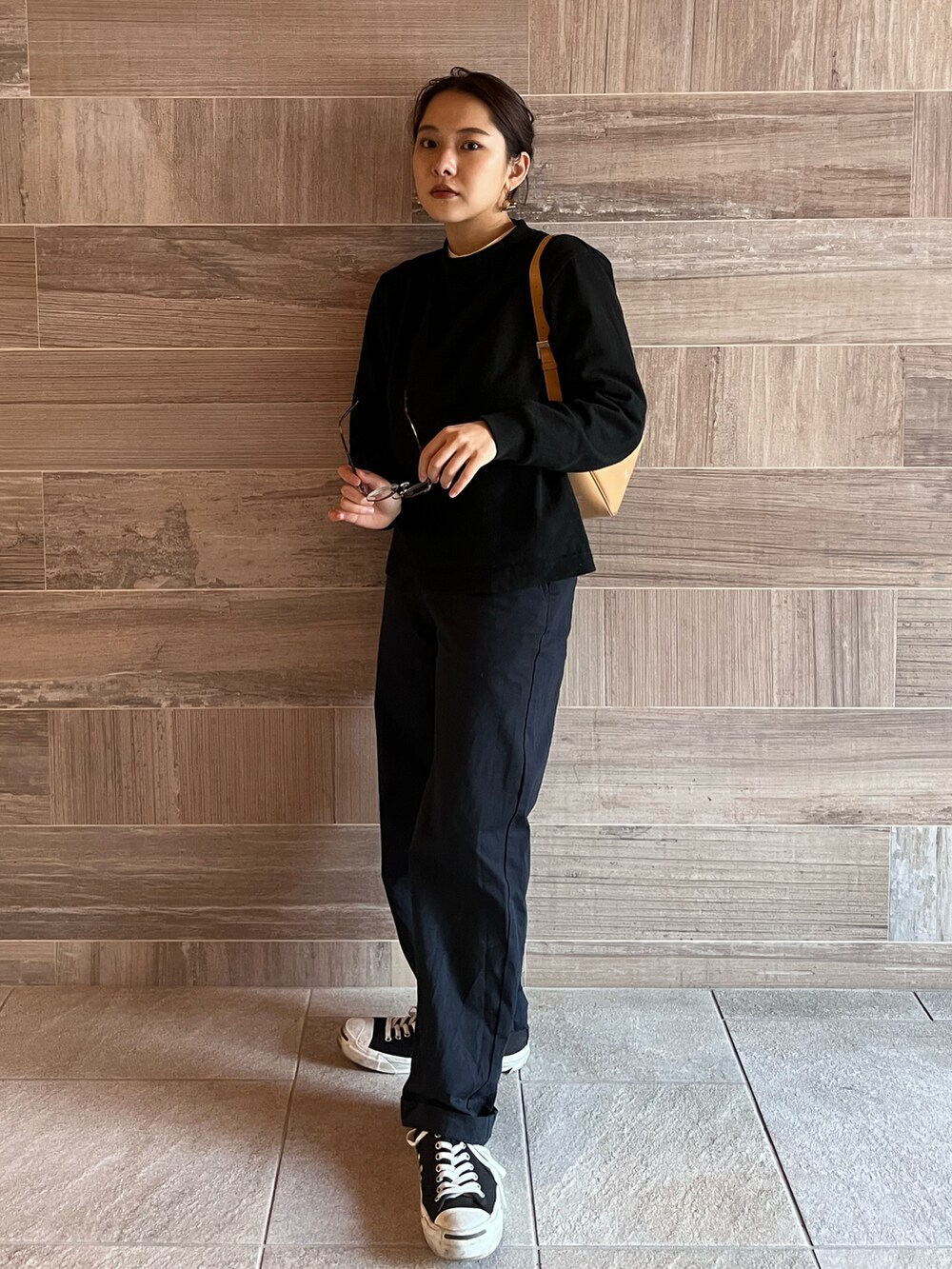 ホワイト系のシャツ/ブラウス、ブラック系のトップス、ブラック系のパンツを着用したレディースの冬コーディネートの2枚目の写真