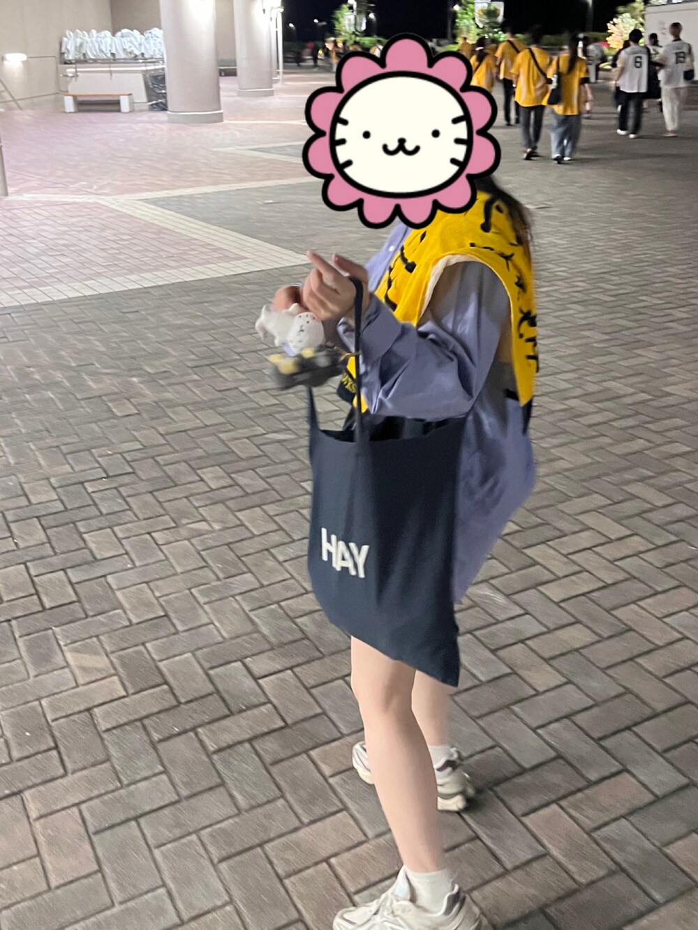 ブルー系のトートバッグ、ブルー系のシャツ/ブラウス、グレー系のスニーカーを着用したレディースの秋コーディネートの3枚目の写真