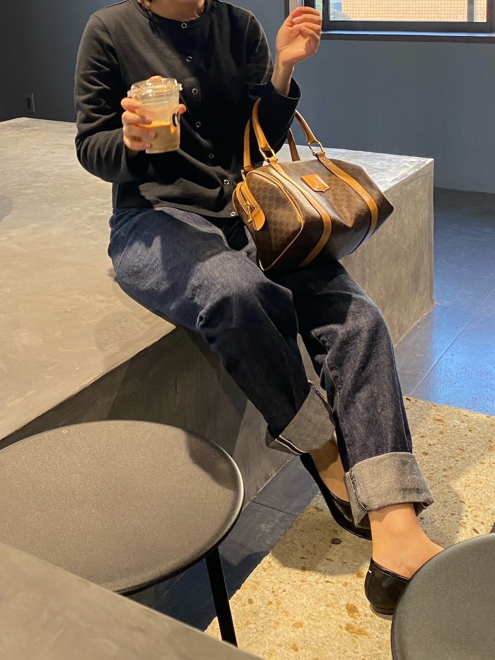 ブラック系のカーディガン/ボレロを着用したレディースの冬コーディネートの2枚目の写真