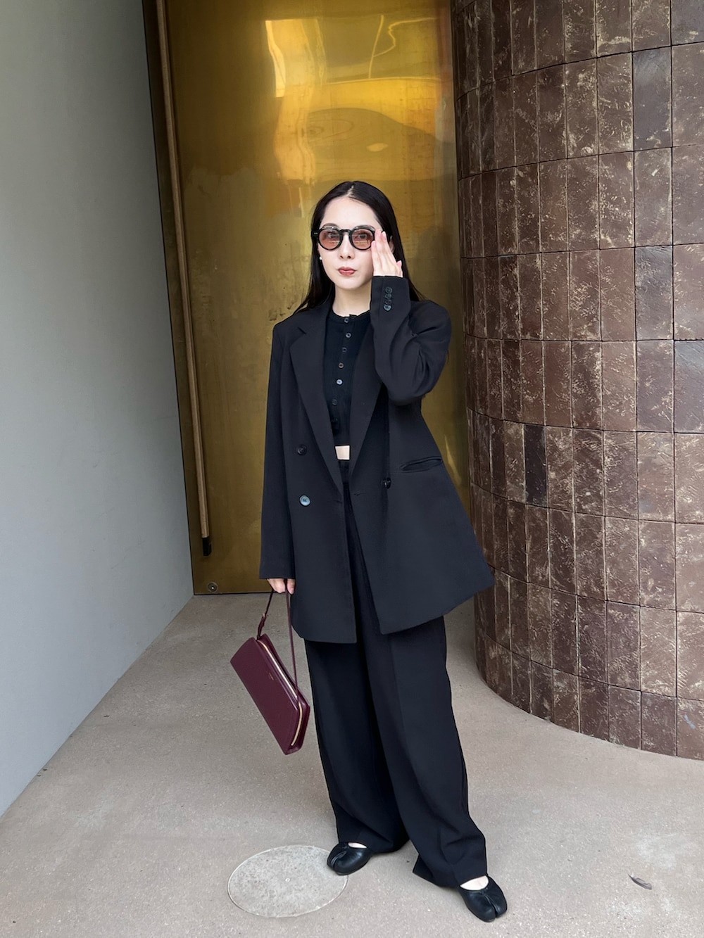 ブラック系のジャケット/アウター、その他のバッグ、ブラック系のその他パンツを着用したレディースの秋コーディネートの2枚目の写真