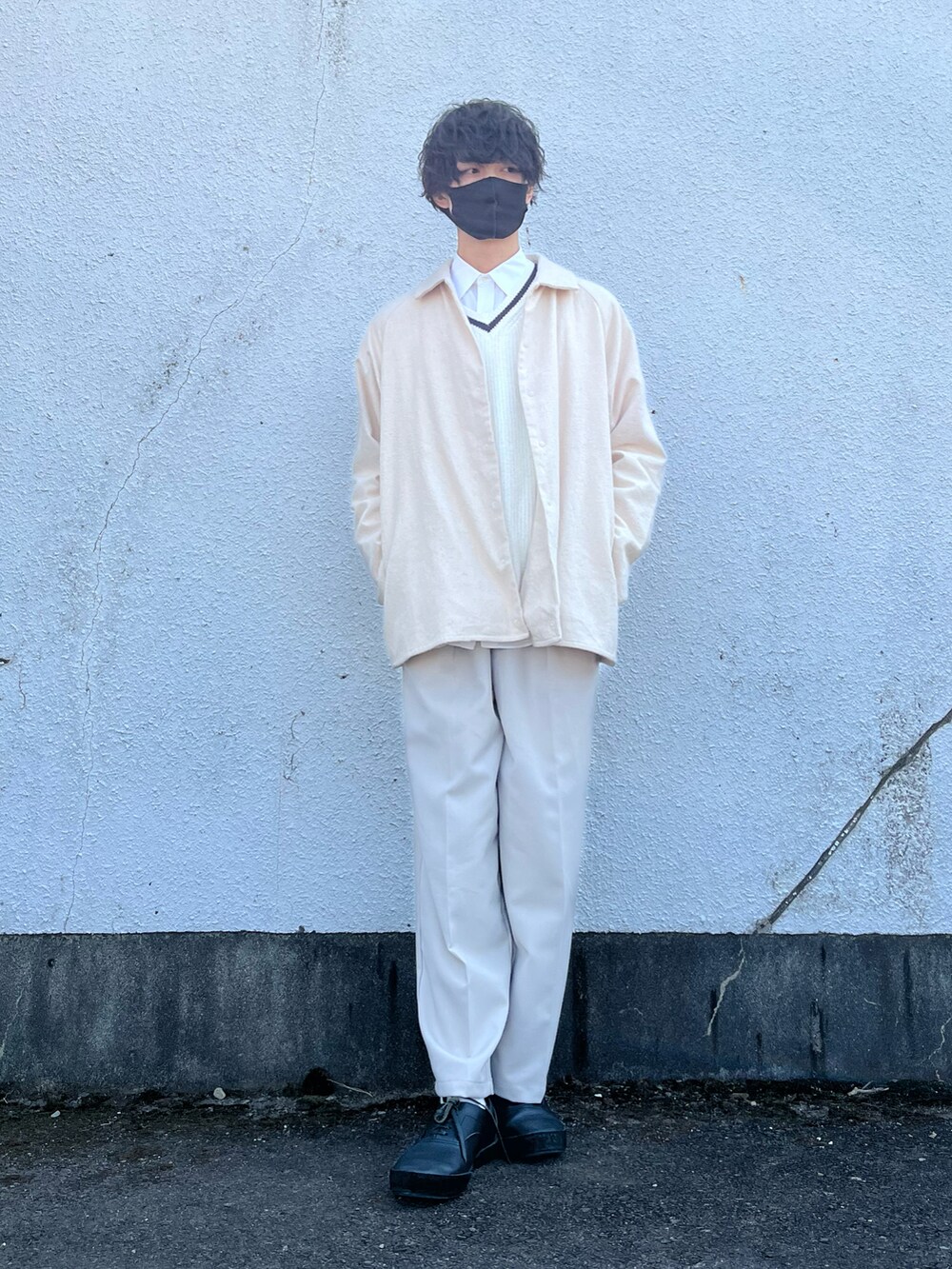「春服みてみて、カジュアルコーデ、きれいめカジュアル、春服、白シャツ、ベスト×シャツ、UNIQLO、YAECA、Hender Scheme、remer、グラデーション、ペールトーン、コーチジャケット、ホワイトパンツ、レザーシューズ」｜「remerの商品名: loose basic wide PT,サイズ: M（その他パンツ、ホワイト系）」を使った、toraoshoさん（メンズ・175cm）の春コーディネートの4枚目の写真