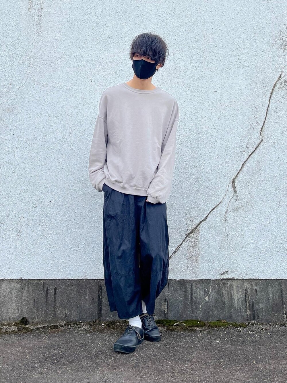 グレー系のスウェット、ブラック系のその他パンツ、ブラック系のスニーカーを着用したメンズの春コーディネートの2枚目の写真