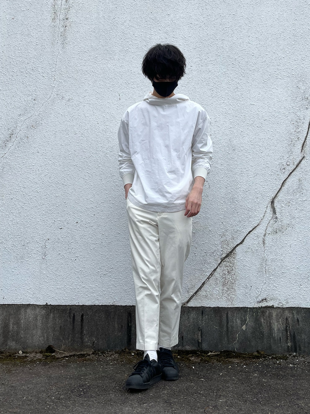 「春服みてみて、休日スタイル、オトナカジュアル、オールホワイト、スポーツミックス、きれい目カジュアル、モードストリート、アノラックパーカー、シャツパーカー、テーパードパンツ、レザースニーカー、白黒コーデ、スタイルアップ、デートコーデ、N.HOOLYWOOD」｜「N.HOOLYWOODの商品名: Anorak Shirts,サイズ: 38（パーカー、ホワイト系）」を使った、toraoshoさん（メンズ・175cm）の春コーディネートの4枚目の写真