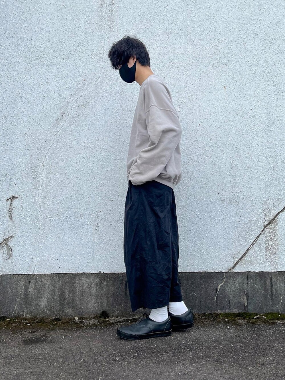 グレー系のスウェット、ブラック系のその他パンツ、ブラック系のスニーカーを着用したメンズの春コーディネートの3枚目の写真