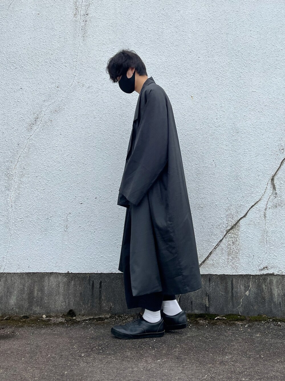 ブラック系のトレンチコート、グレー系のシャツ/ブラウス、ブラック系のその他パンツを着用したメンズの春コーディネートの4枚目の写真