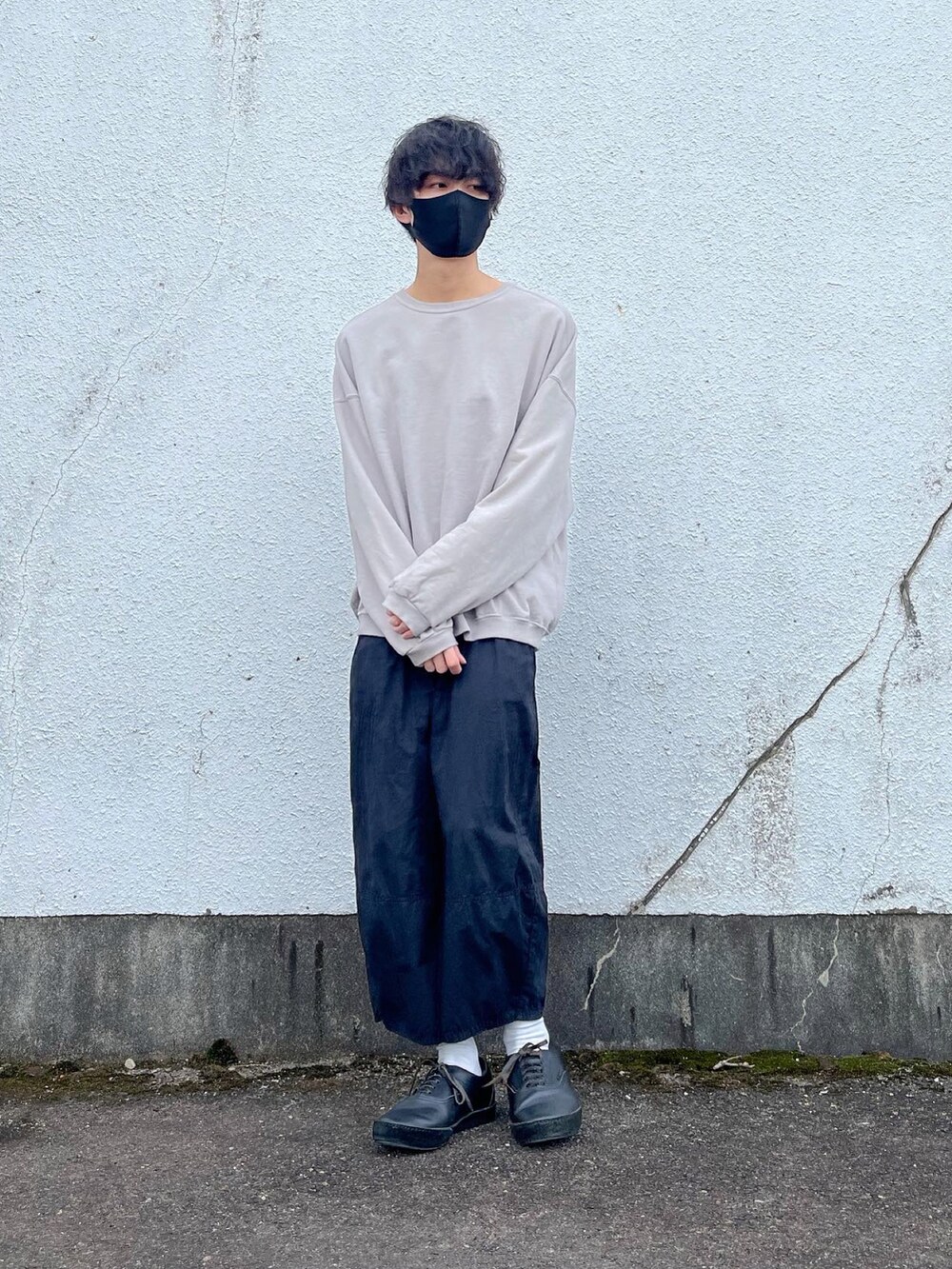 グレー系のスウェット、ブラック系のその他パンツ、ブラック系のスニーカーを着用したメンズの春コーディネートの4枚目の写真