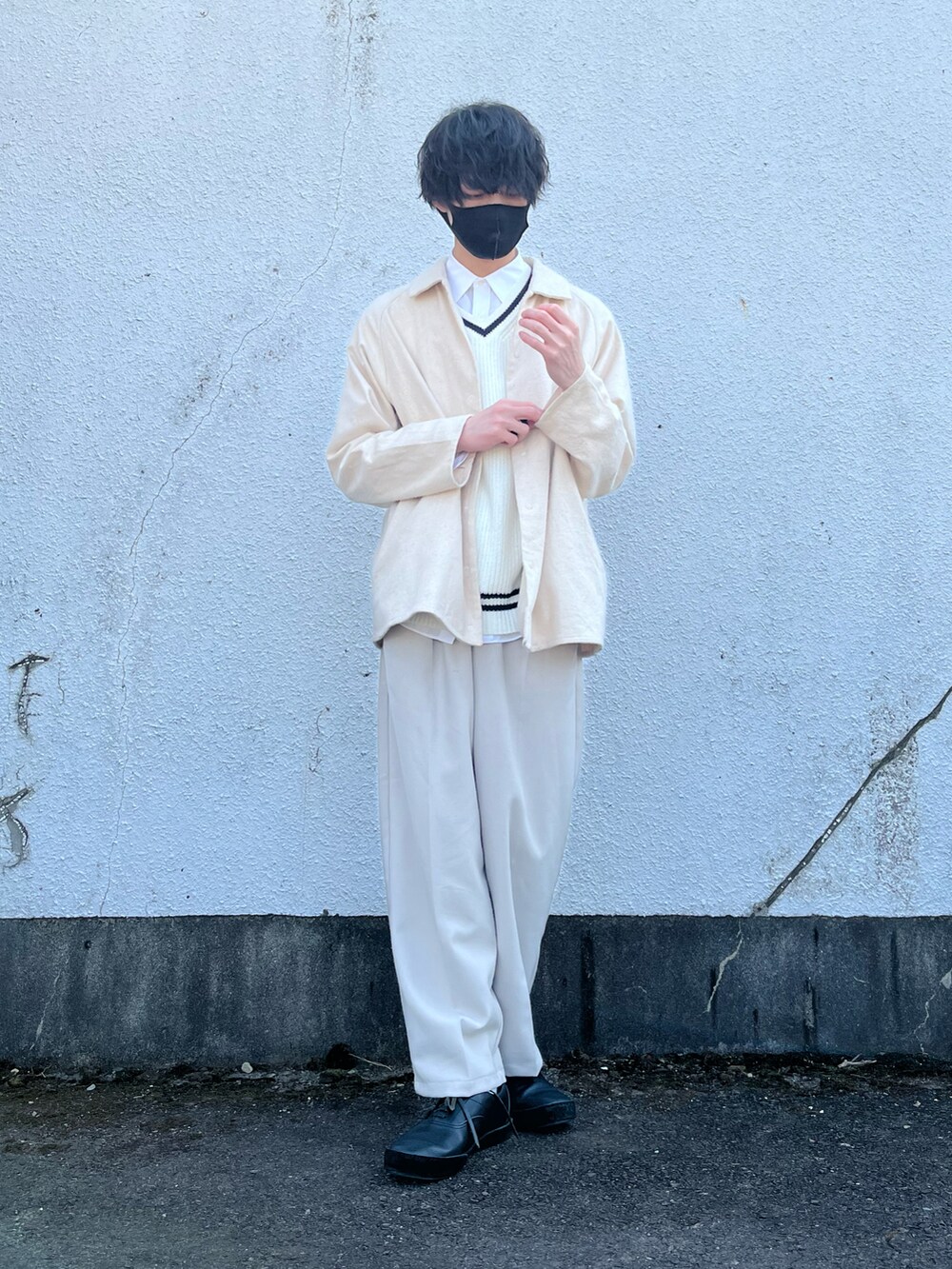「春服みてみて、カジュアルコーデ、きれいめカジュアル、春服、白シャツ、ベスト×シャツ、UNIQLO、YAECA、Hender Scheme、remer、グラデーション、ペールトーン、コーチジャケット、ホワイトパンツ、レザーシューズ」｜「remerの商品名: loose basic wide PT,サイズ: M（その他パンツ、ホワイト系）」を使った、toraoshoさん（メンズ・175cm）の春コーディネートの2枚目の写真