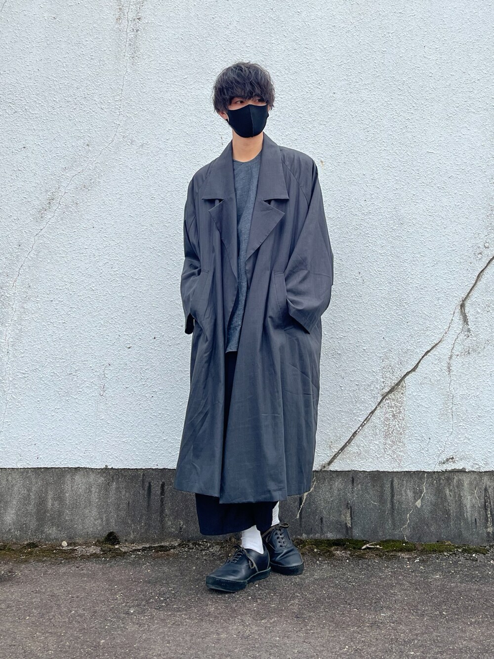 ブラック系のトレンチコート、グレー系のシャツ/ブラウス、ブラック系のその他パンツを着用したメンズの春コーディネートの5枚目の写真
