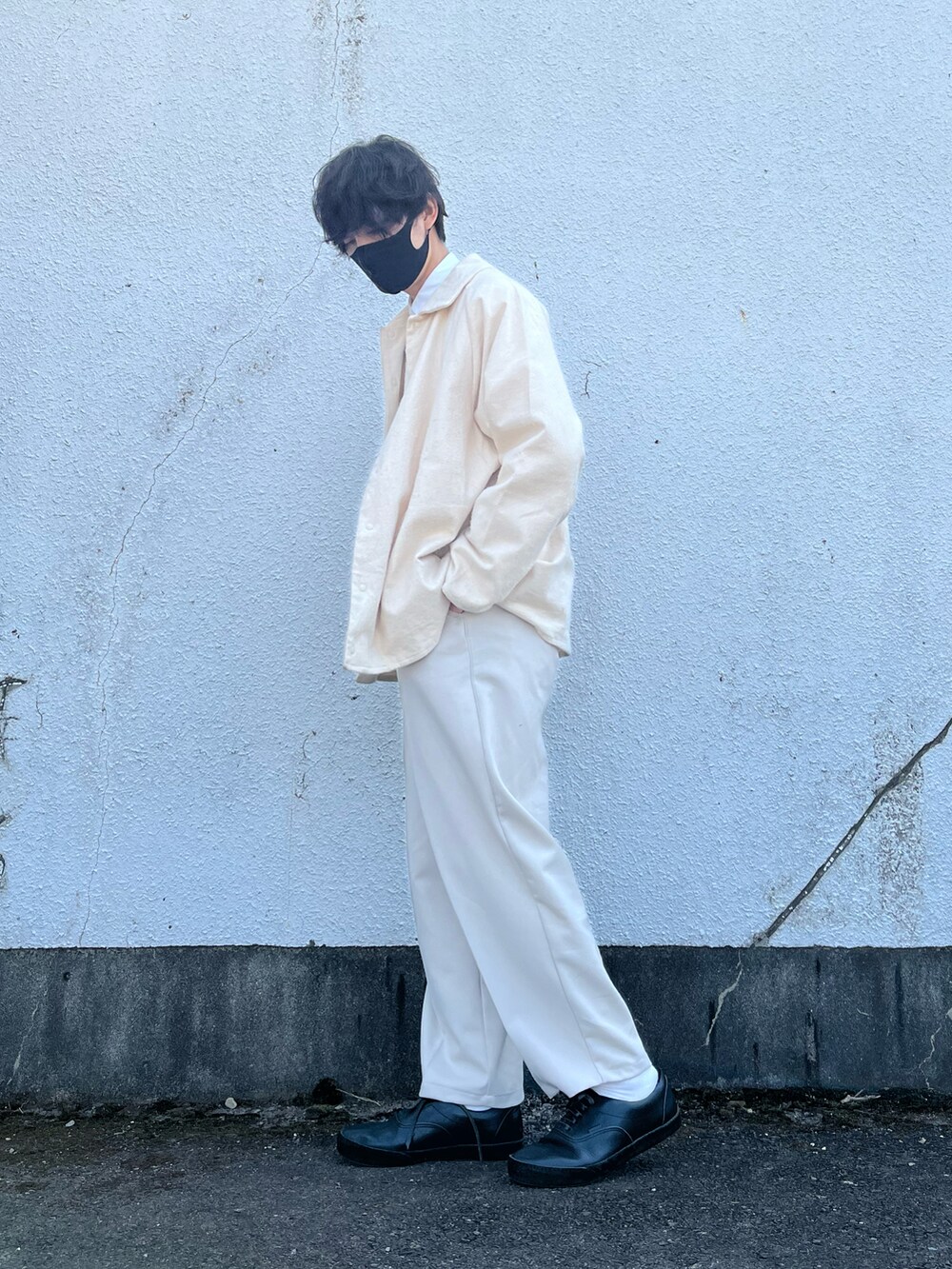 「春服みてみて、カジュアルコーデ、きれいめカジュアル、春服、白シャツ、ベスト×シャツ、UNIQLO、YAECA、Hender Scheme、remer、グラデーション、ペールトーン、コーチジャケット、ホワイトパンツ、レザーシューズ」｜「remerの商品名: loose basic wide PT,サイズ: M（その他パンツ、ホワイト系）」を使った、toraoshoさん（メンズ・175cm）の春コーディネートの3枚目の写真