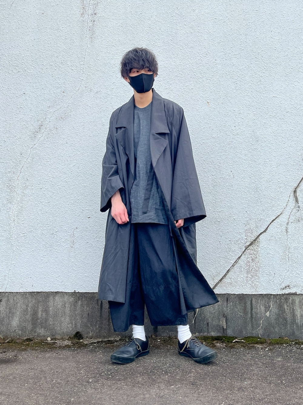 ブラック系のトレンチコート、グレー系のシャツ/ブラウス、ブラック系のその他パンツを着用したメンズの春コーディネートの3枚目の写真
