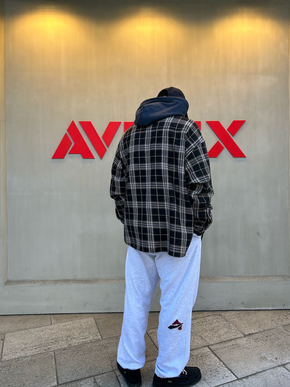 グレー系のスウェットパンツ、ブラック系のシャツ/ブラウス、グレー系のパーカーを着用したメンズの冬コーディネートの2枚目の写真