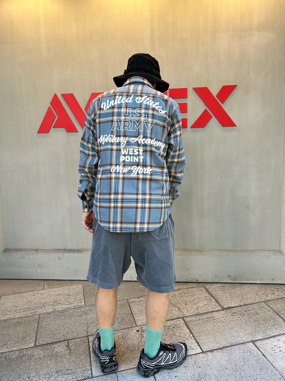 ブルー系のシャツ/ブラウス、ブラック系のスウェットパンツ、ブラック系のハットを着用したメンズの夏コーディネートの2枚目の写真