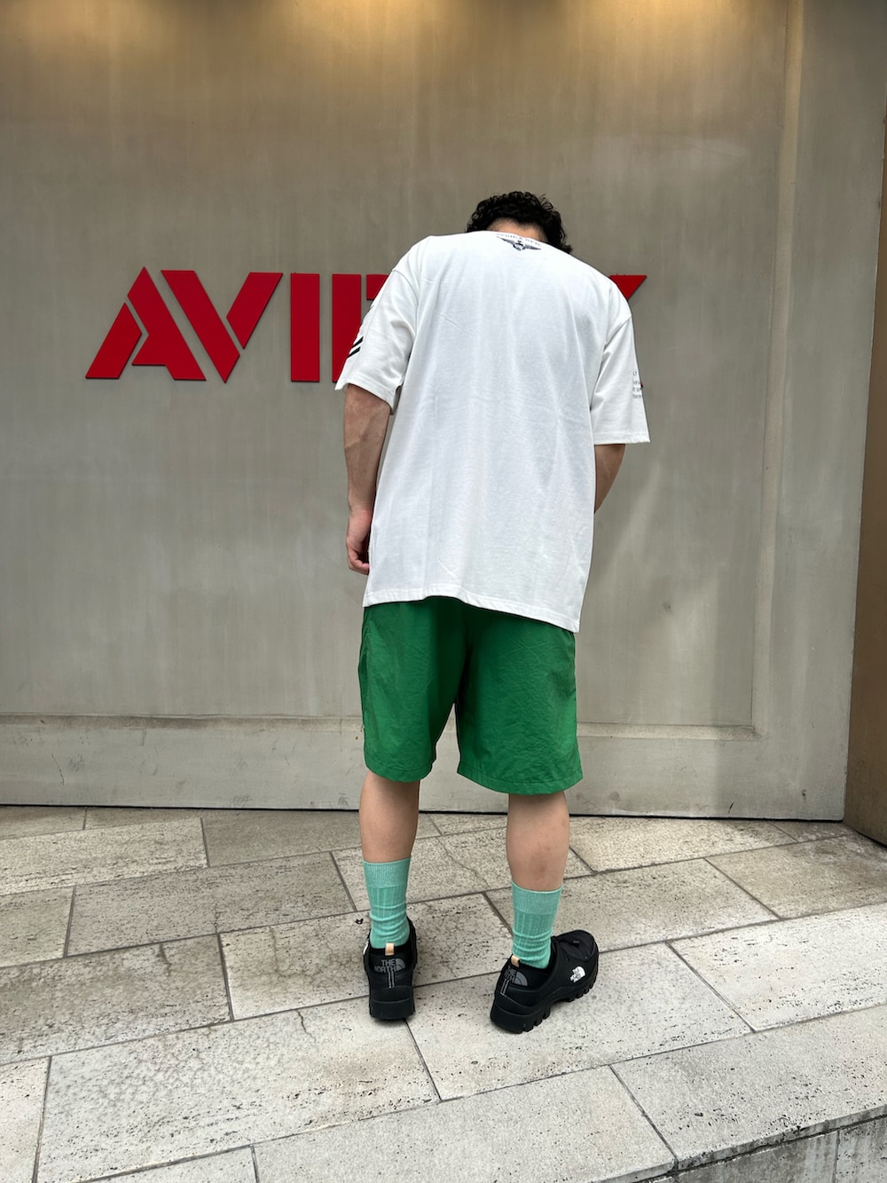 ホワイト系のTシャツ/カットソーを着用したメンズの夏コーディネートの2枚目の写真