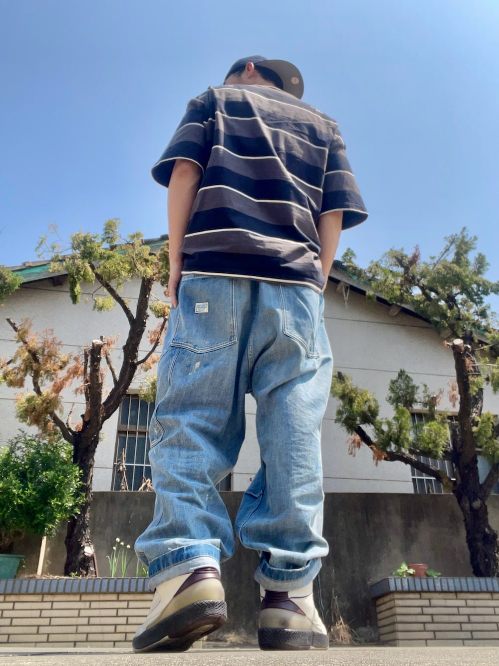 「Liberaidersのアイテム（デニムパンツ、ブルー系）」を使った、GuGuさん（メンズ・174cm）の春コーディネートの3枚目の写真