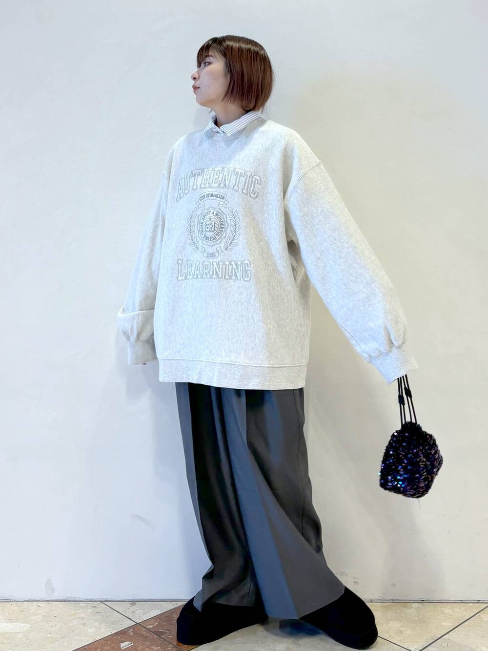 「カジュアル、ストリート、低身長、PAGEBOY、スウェット、シャツ、スラックス、ハンドバッグ、ブーツ、冬コーデ、差し色コーデ、休日コーデ、ゆったり、ラフ、旅行」｜「PAGEBOYのカレッジシシュウBIGスウェット（スウェット、ベージュ系）」を使った、ゆいさん（レディース・154cm）の冬コーディネートの2枚目の写真