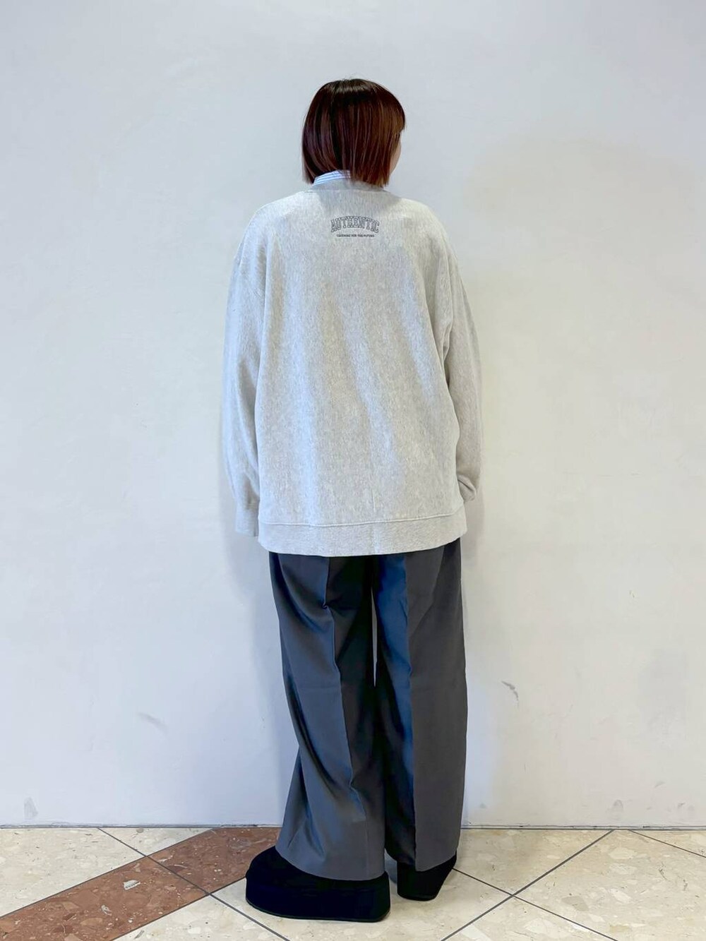 「カジュアル、ストリート、低身長、PAGEBOY、スウェット、シャツ、スラックス、ハンドバッグ、ブーツ、冬コーデ、差し色コーデ、休日コーデ、ゆったり、ラフ、旅行」｜「PAGEBOYのカレッジシシュウBIGスウェット（スウェット、ベージュ系）」を使った、ゆいさん（レディース・154cm）の冬コーディネートの3枚目の写真
