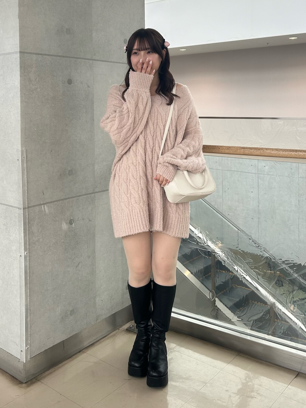 「秋コーデ、秋服、ニット、ニットワンピース、フェミニンコーデ、大人ガーリー、カラーニット、ベージュコーデ、ピンク、オフショル」|「one after another NICE CLAUPのケーブルニットチュニック(ニット/セーター、ベージュ系)」を使った、otabeさん(レディース・160cm)の秋コーディネートの5枚目の写真