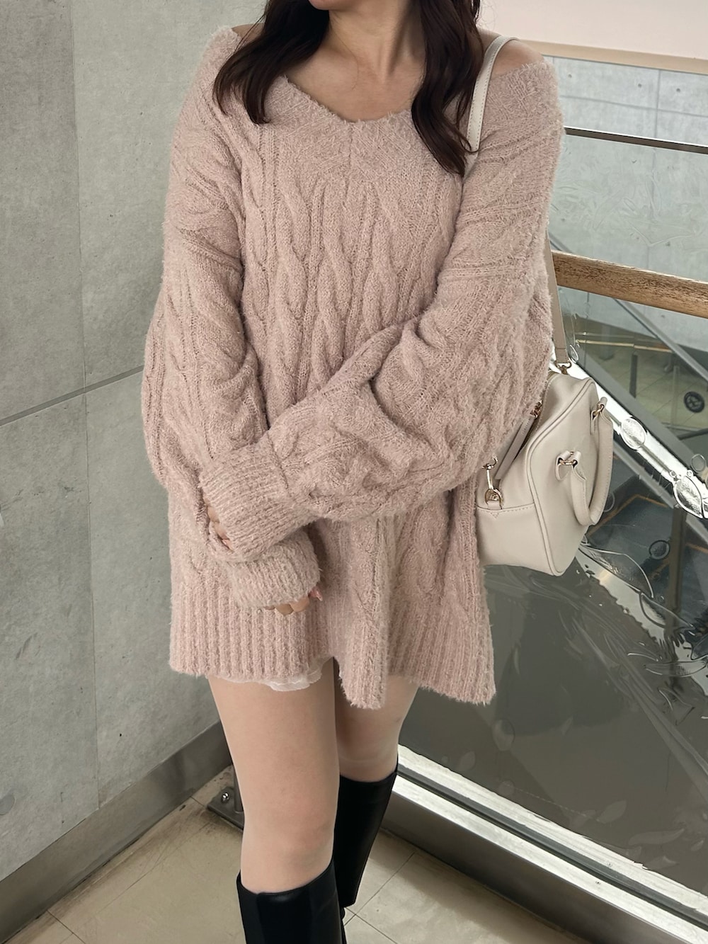 「秋コーデ、秋服、ニット、ニットワンピース、フェミニンコーデ、大人ガーリー、カラーニット、ベージュコーデ、ピンク、オフショル」|「one after another NICE CLAUPのケーブルニットチュニック(ニット/セーター、ベージュ系)」を使った、otabeさん(レディース・160cm)の秋コーディネートの2枚目の写真
