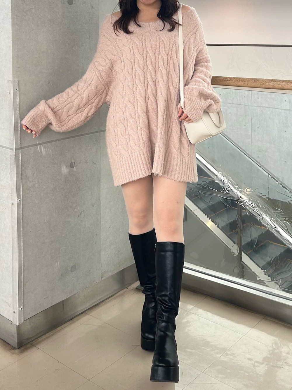 「秋コーデ、秋服、ニット、ニットワンピース、フェミニンコーデ、大人ガーリー、カラーニット、ベージュコーデ、ピンク、オフショル」|「one after another NICE CLAUPのケーブルニットチュニック(ニット/セーター、ベージュ系)」を使った、otabeさん(レディース・160cm)の秋コーディネートの4枚目の写真