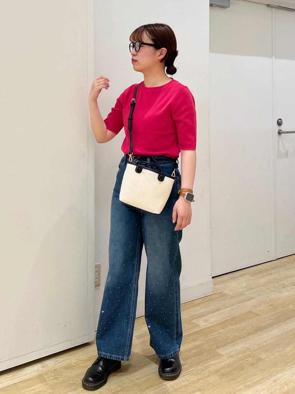 ブラック系のドレスシューズ、ブルー系のデニムパンツ、ピンク系のニット/セーターを着用したレディースの春コーディネートの2枚目の写真