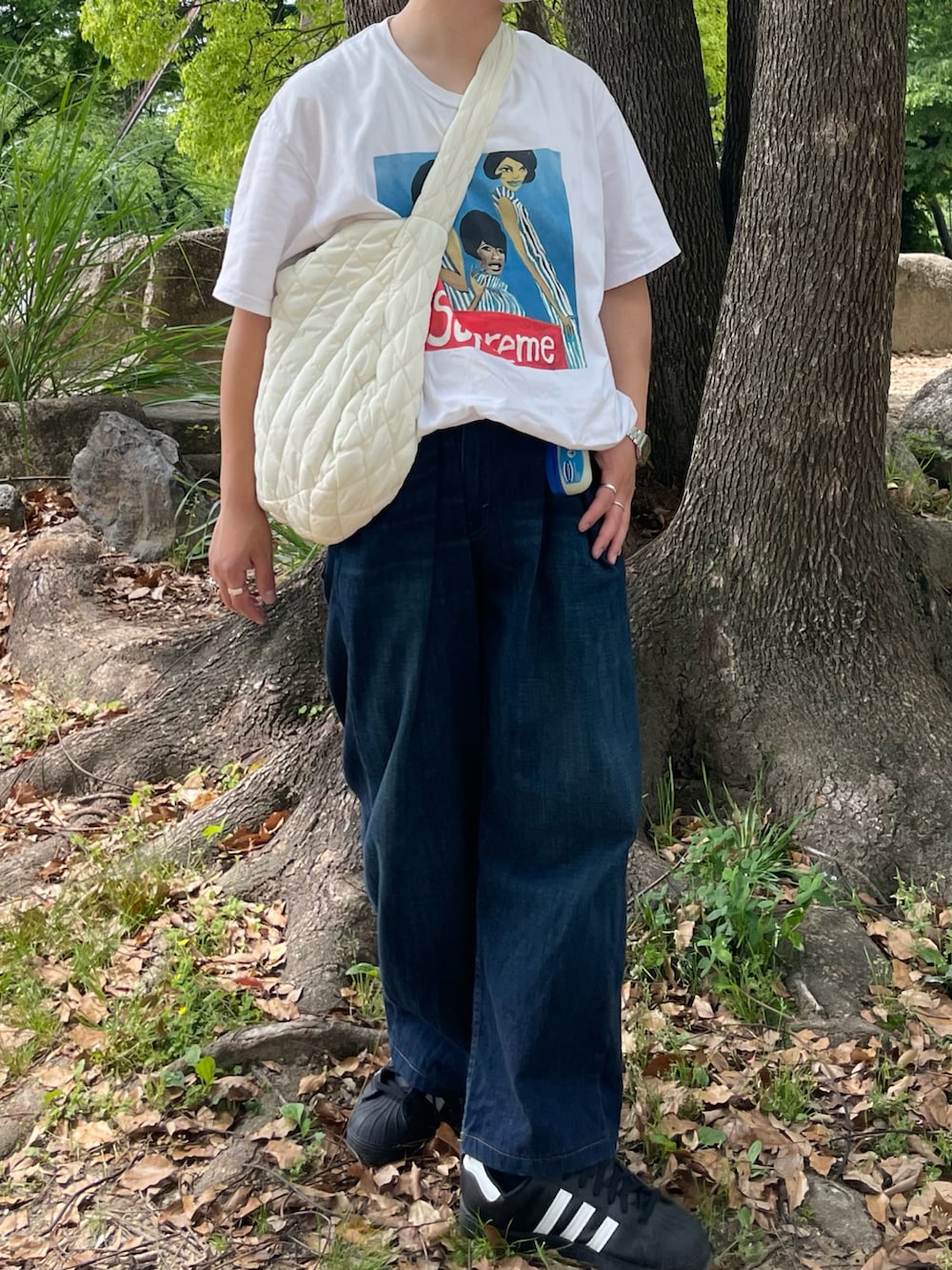 ブラック系のスニーカー、ホワイト系のショルダーバッグ、ホワイト系のTシャツ/カットソーを着用したメンズの春コーディネートの2枚目の写真