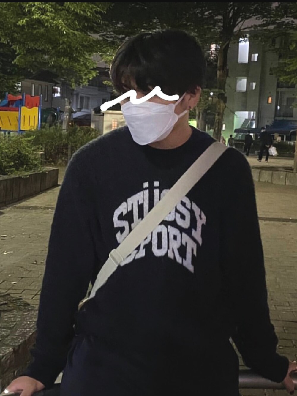 ブラック系のニット/セーター、ベージュ系のショルダーバッグ、ブラック系のパンツを着用したメンズの秋コーディネートの2枚目の写真