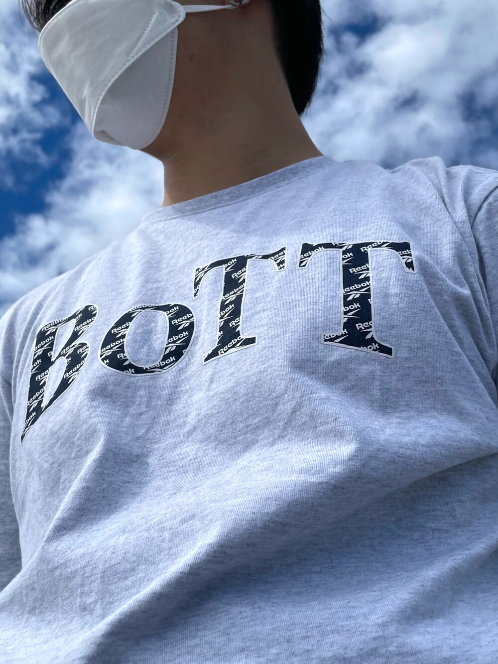 グレー系のTシャツ/カットソー、ブラック系のスウェットパンツ、グレー系のスニーカーを着用したメンズの秋コーディネートの2枚目の写真