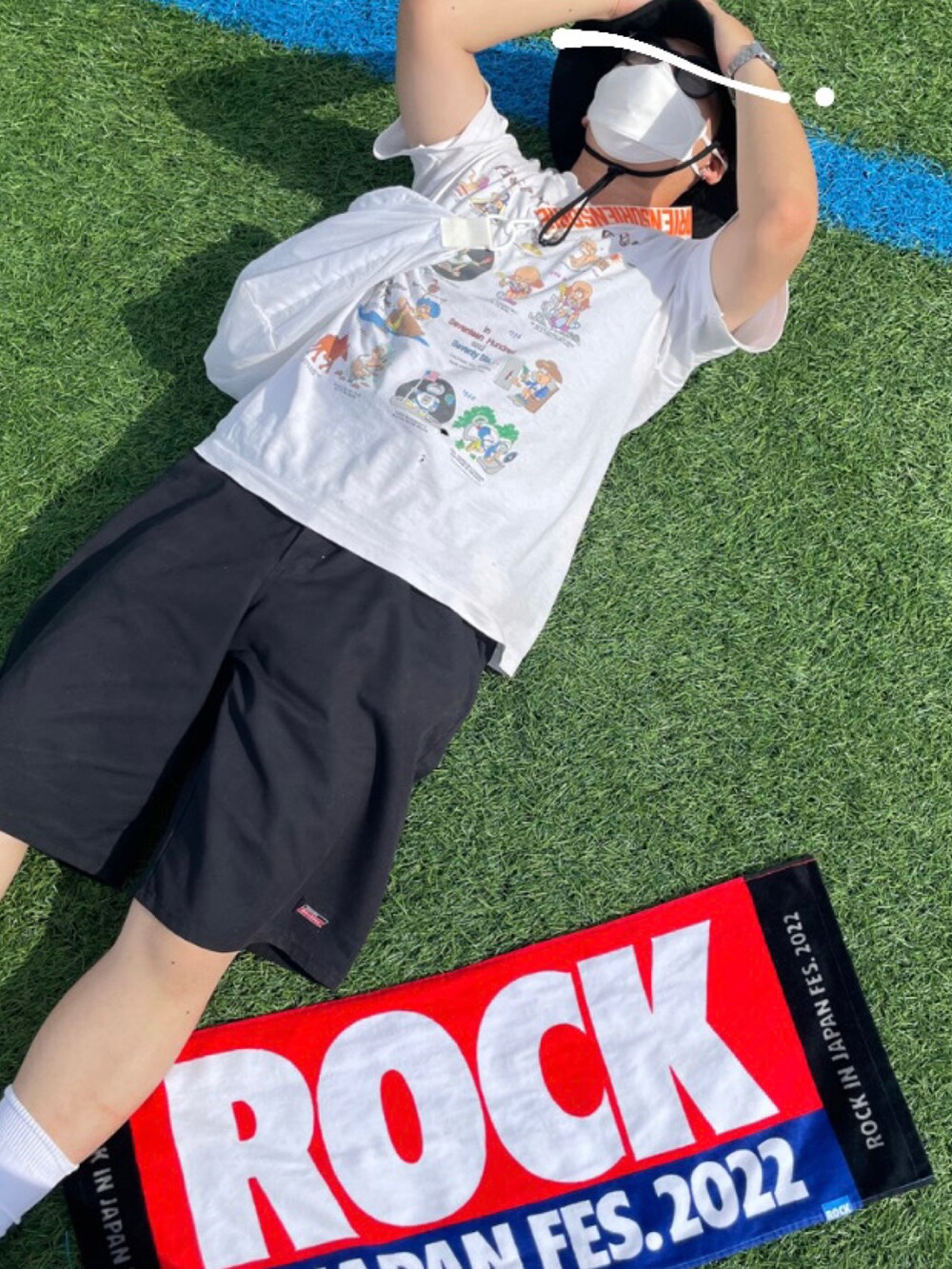 ホワイト系のスニーカー、ブラック系のチノパンツ、ホワイト系のショルダーバッグを着用したメンズの夏コーディネートの3枚目の写真