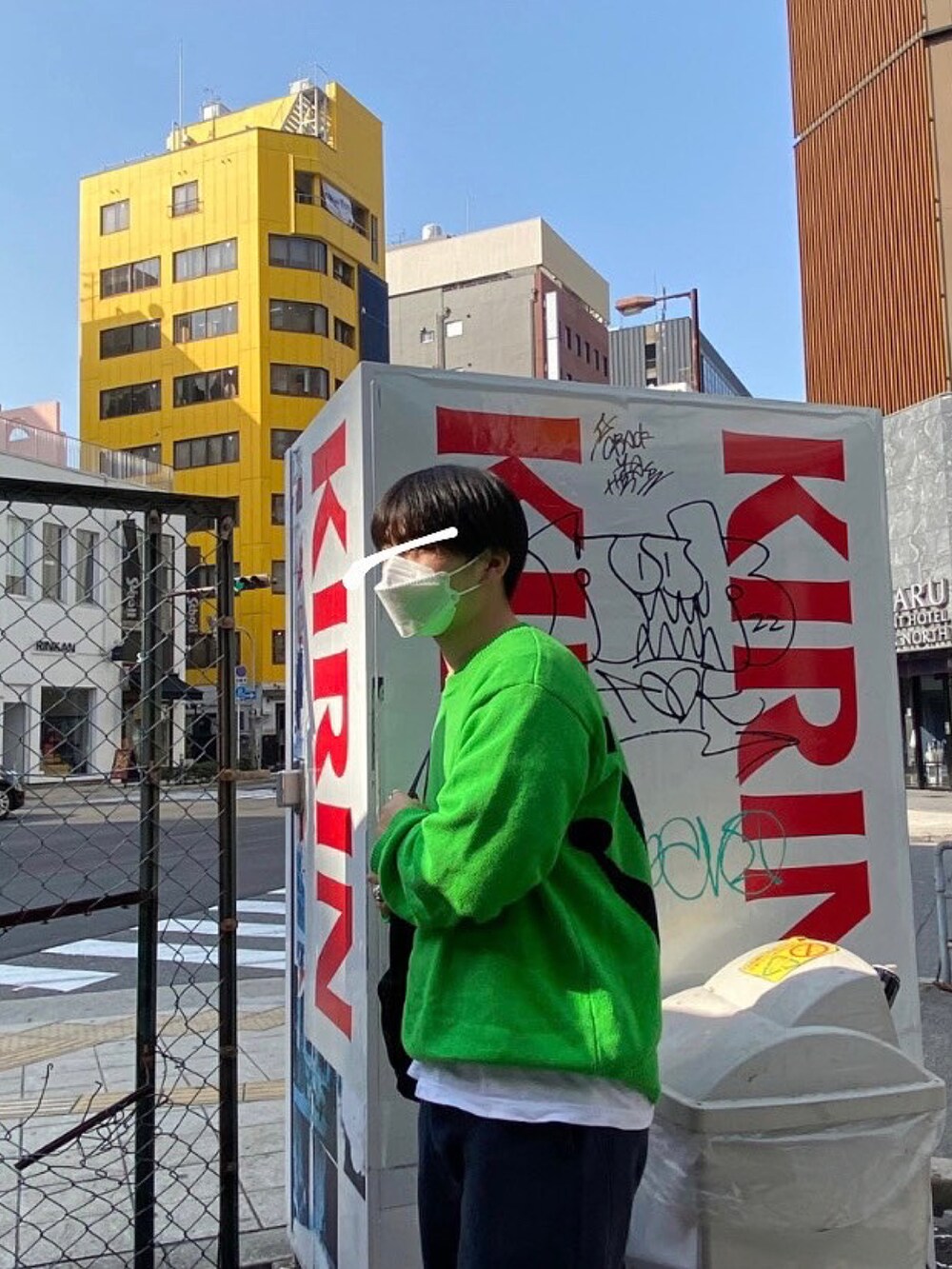 その他のスウェットパンツ、ベージュ系のスニーカー、グリーン系のニット/セーターを着用したメンズの春コーディネートの3枚目の写真