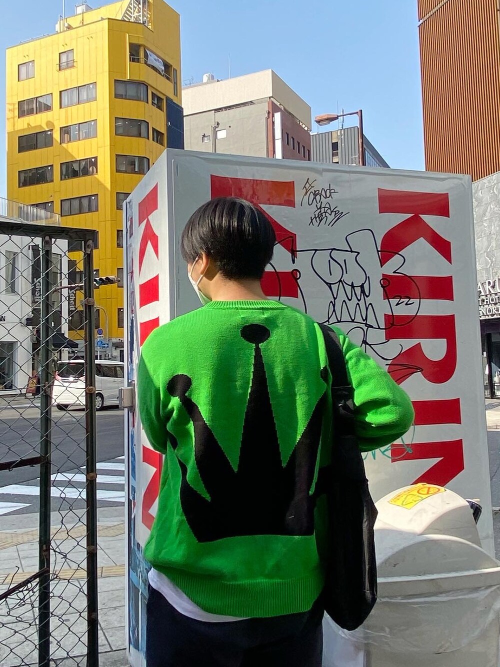 その他のスウェットパンツ、ベージュ系のスニーカー、グリーン系のニット/セーターを着用したメンズの春コーディネートの2枚目の写真