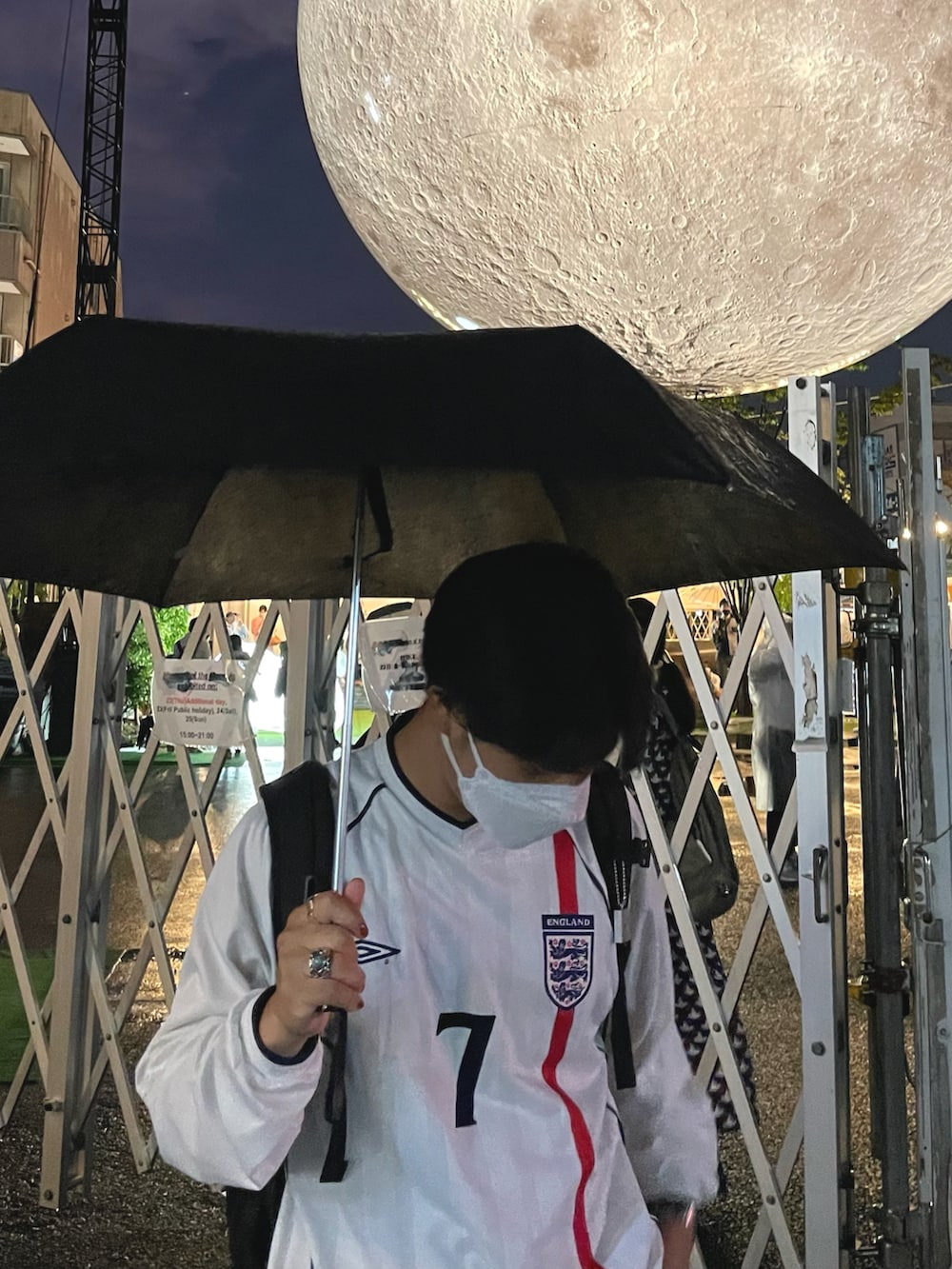 グレー系のパンツ、ホワイト系のトップス、その他のその他を着用したメンズの秋コーディネートの2枚目の写真