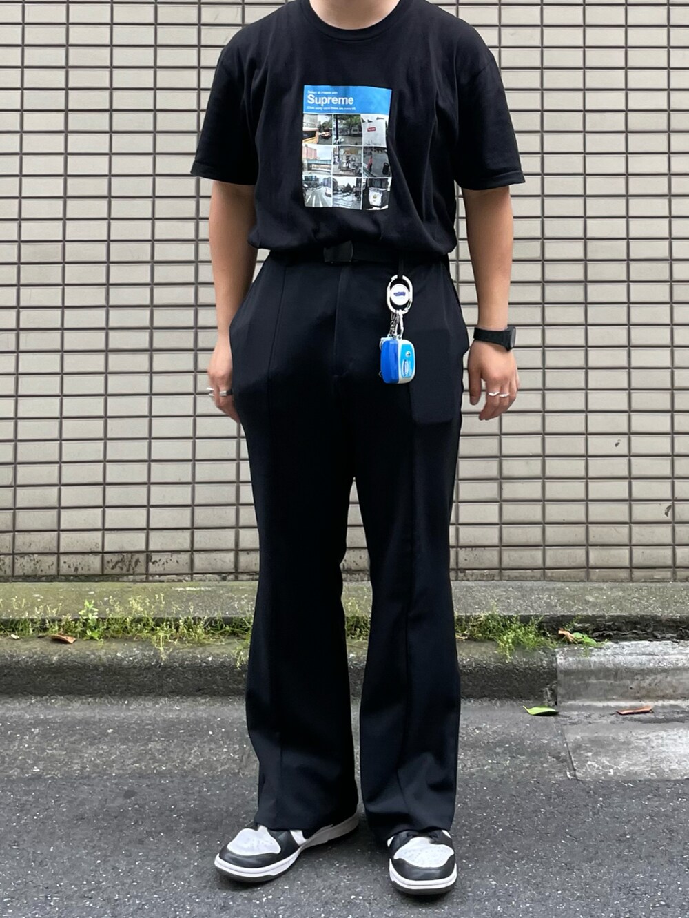 ブラック系のTシャツ/カットソー、ブラック系のスラックス、その他のその他を着用したメンズの夏コーディネートの2枚目の写真