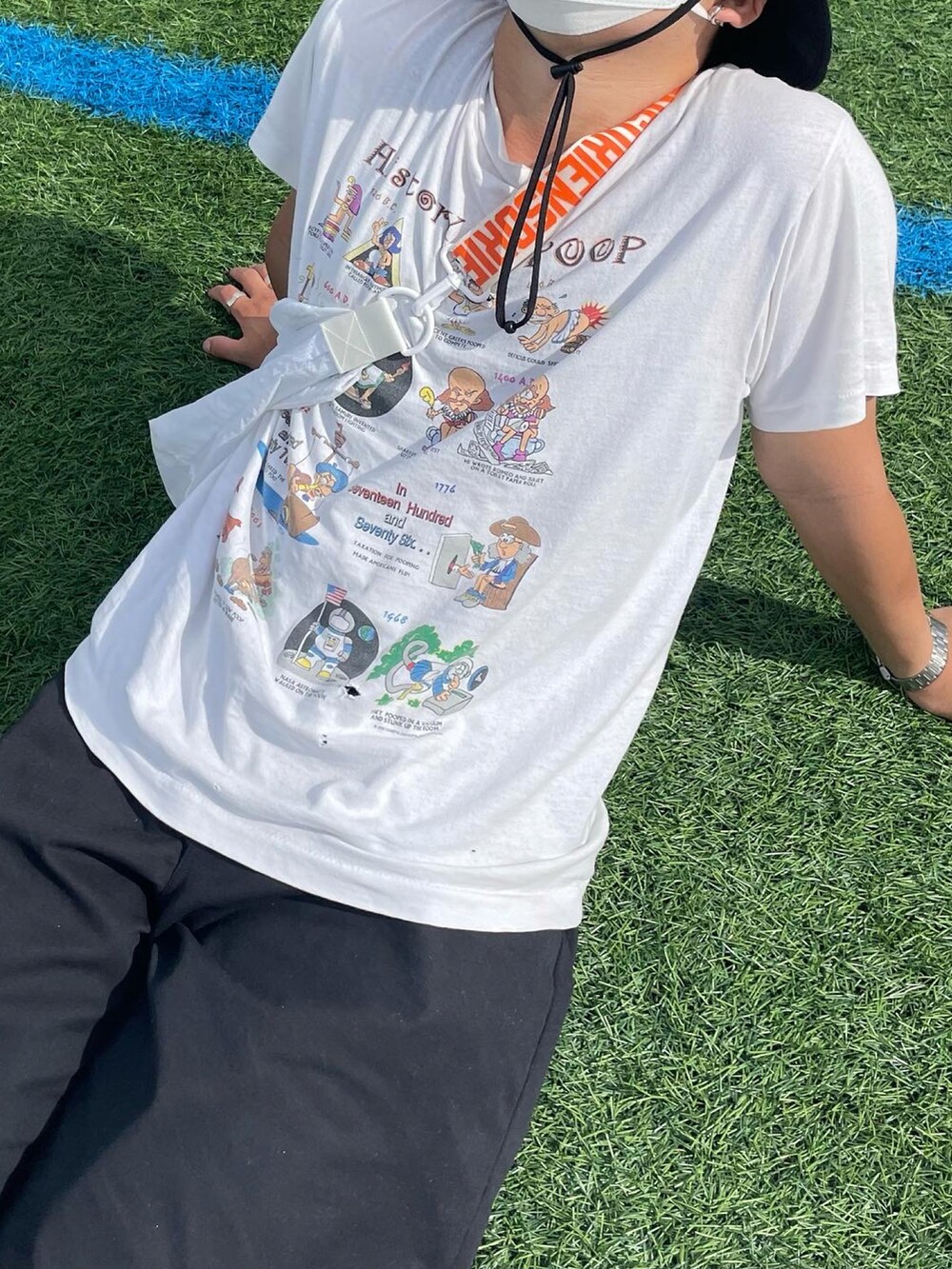 ホワイト系のスニーカー、ブラック系のチノパンツ、ホワイト系のショルダーバッグを着用したメンズの夏コーディネートの2枚目の写真