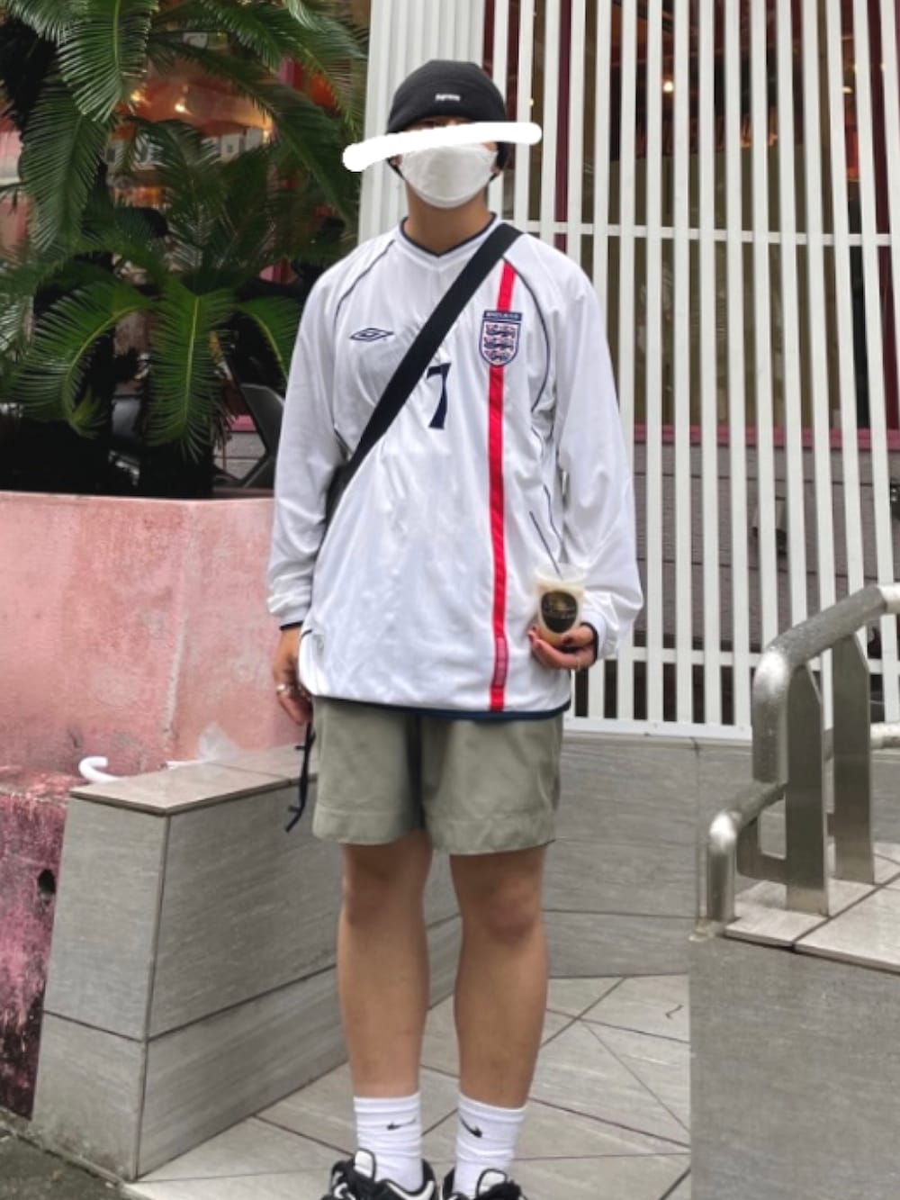 グレー系のパンツ、ホワイト系のトップス、その他のその他を着用したメンズの秋コーディネートの3枚目の写真