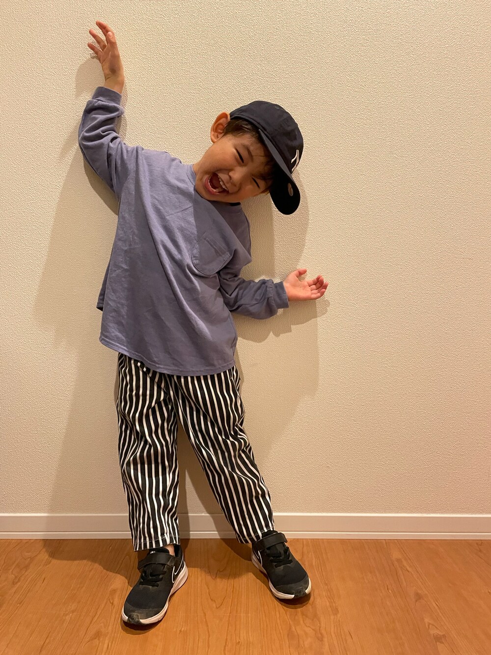 ブルー系のTシャツ/カットソー、ホワイト系のその他パンツ、ブラック系のスニーカーを着用したキッズの春コーディネートの2枚目の写真