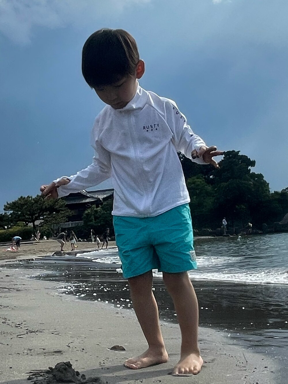 ブルー系のその他パンツ、ホワイト系のラッシュガードを着用したキッズの夏コーディネートの3枚目の写真