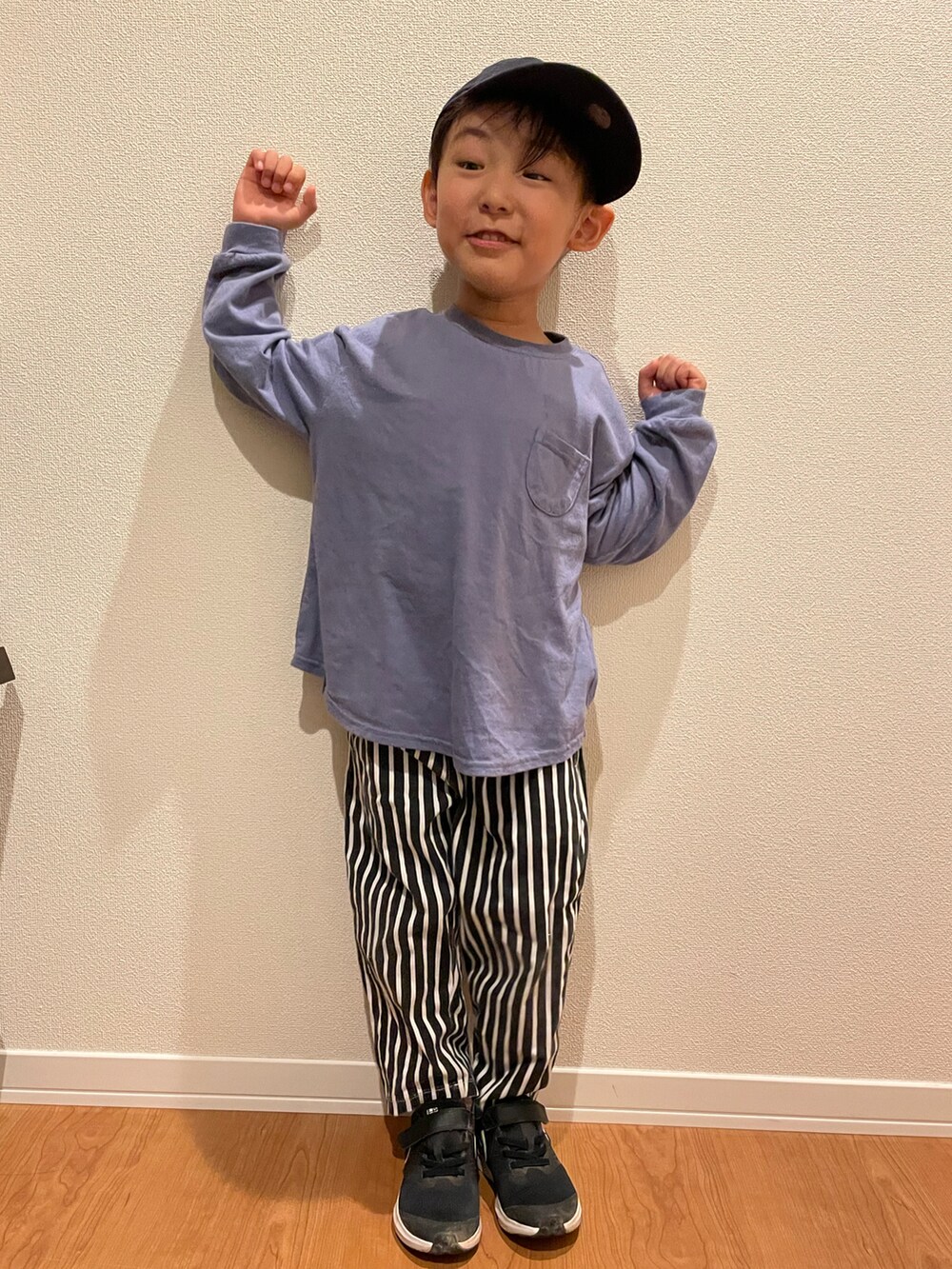 ブルー系のTシャツ/カットソー、ホワイト系のその他パンツ、ブラック系のスニーカーを着用したキッズの春コーディネートの4枚目の写真