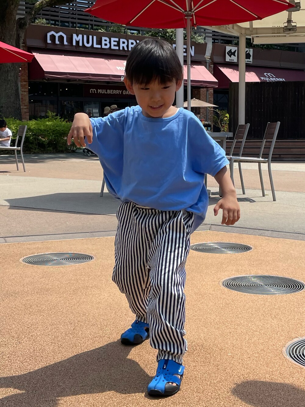 ブルー系のその他パンツ、ブルー系のサンダルを着用したキッズの夏コーディネートの2枚目の写真