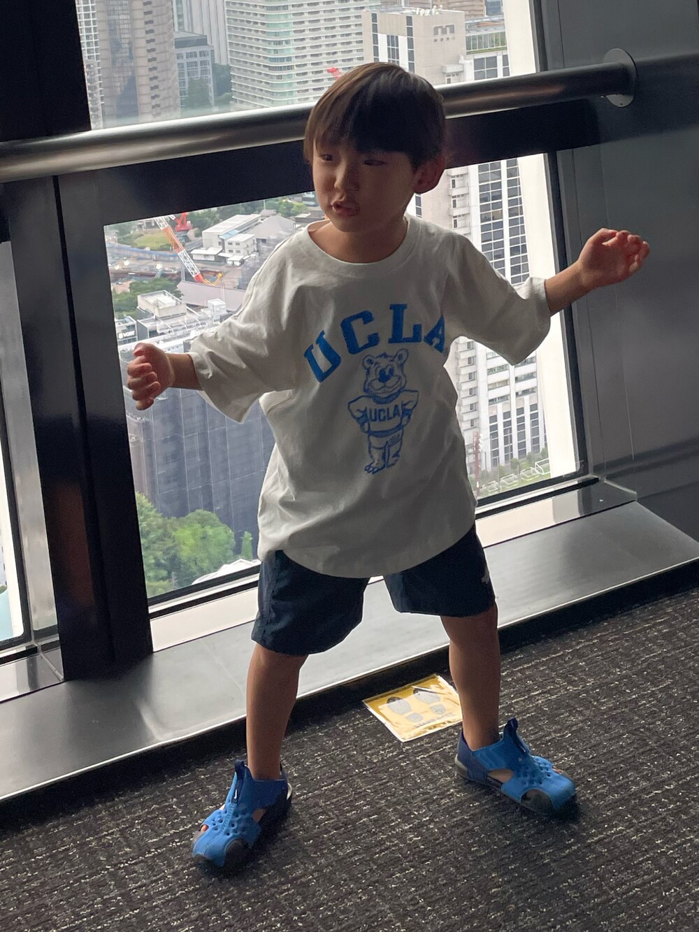 ホワイト系のTシャツ/カットソー、ブルー系のその他パンツ、ブルー系のサンダルを着用したキッズの夏コーディネートの3枚目の写真