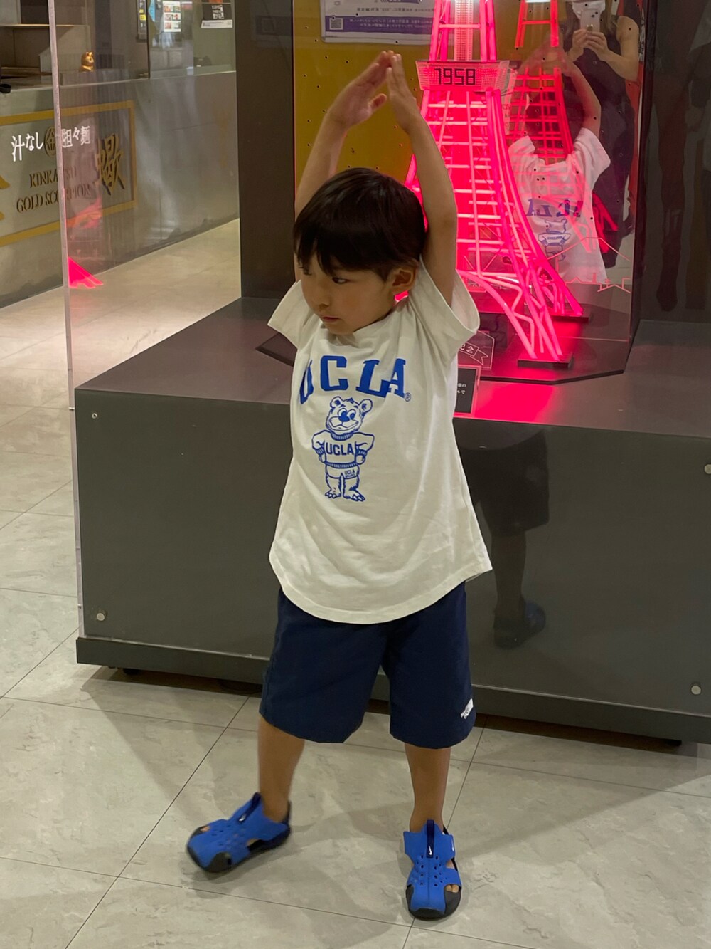 ホワイト系のTシャツ/カットソー、ブルー系のその他パンツ、ブルー系のサンダルを着用したキッズの夏コーディネートの2枚目の写真