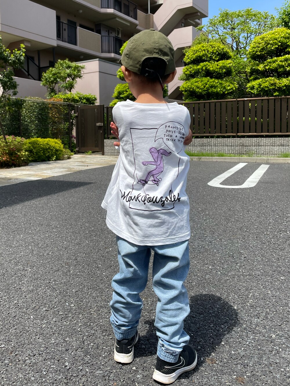 ホワイト系のTシャツ/カットソー、ブルー系のパンツ、ブラック系のスニーカーを着用したキッズの春コーディネートの4枚目の写真